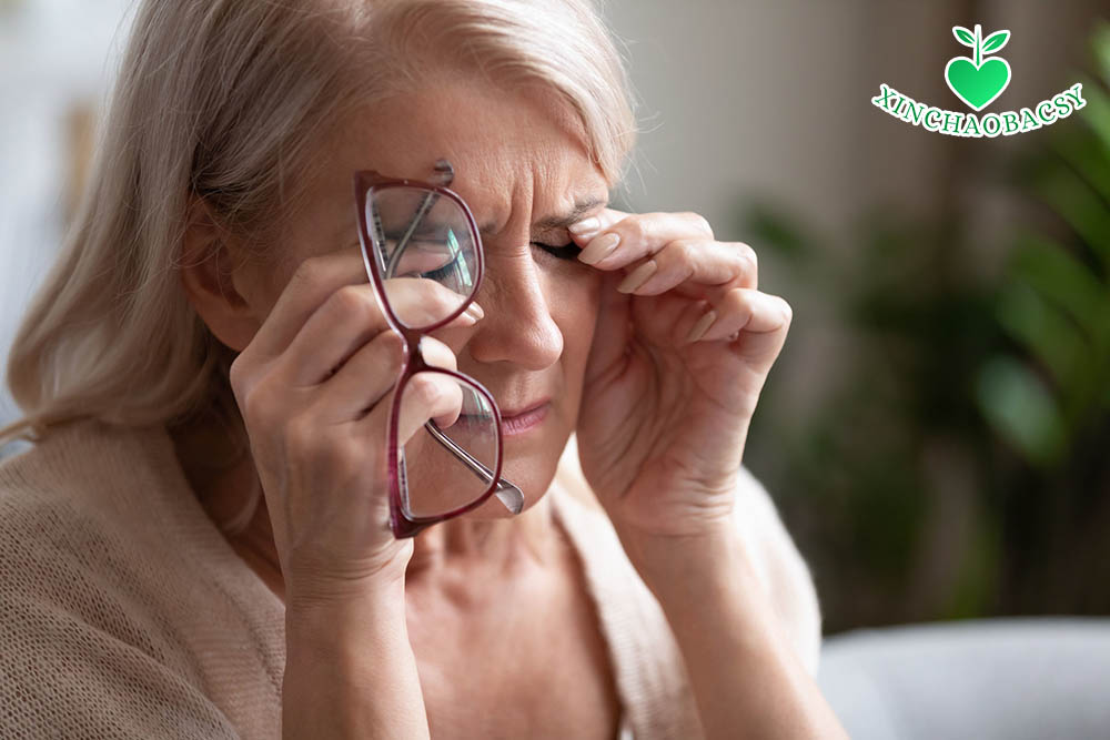 Người lớn tuổi dễ bị mỏi mắt mờ mắt do đục thủy tinh thể