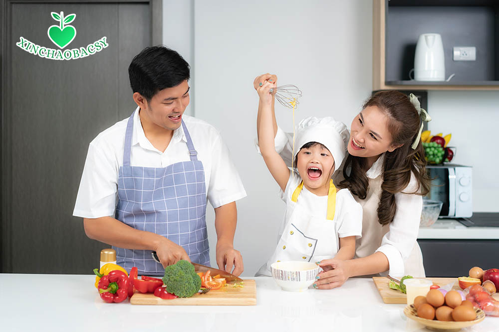 Hoạt động nấu ăn là bài tập cho trẻ giảm chú ý mà cha mẹ nên thực hiện